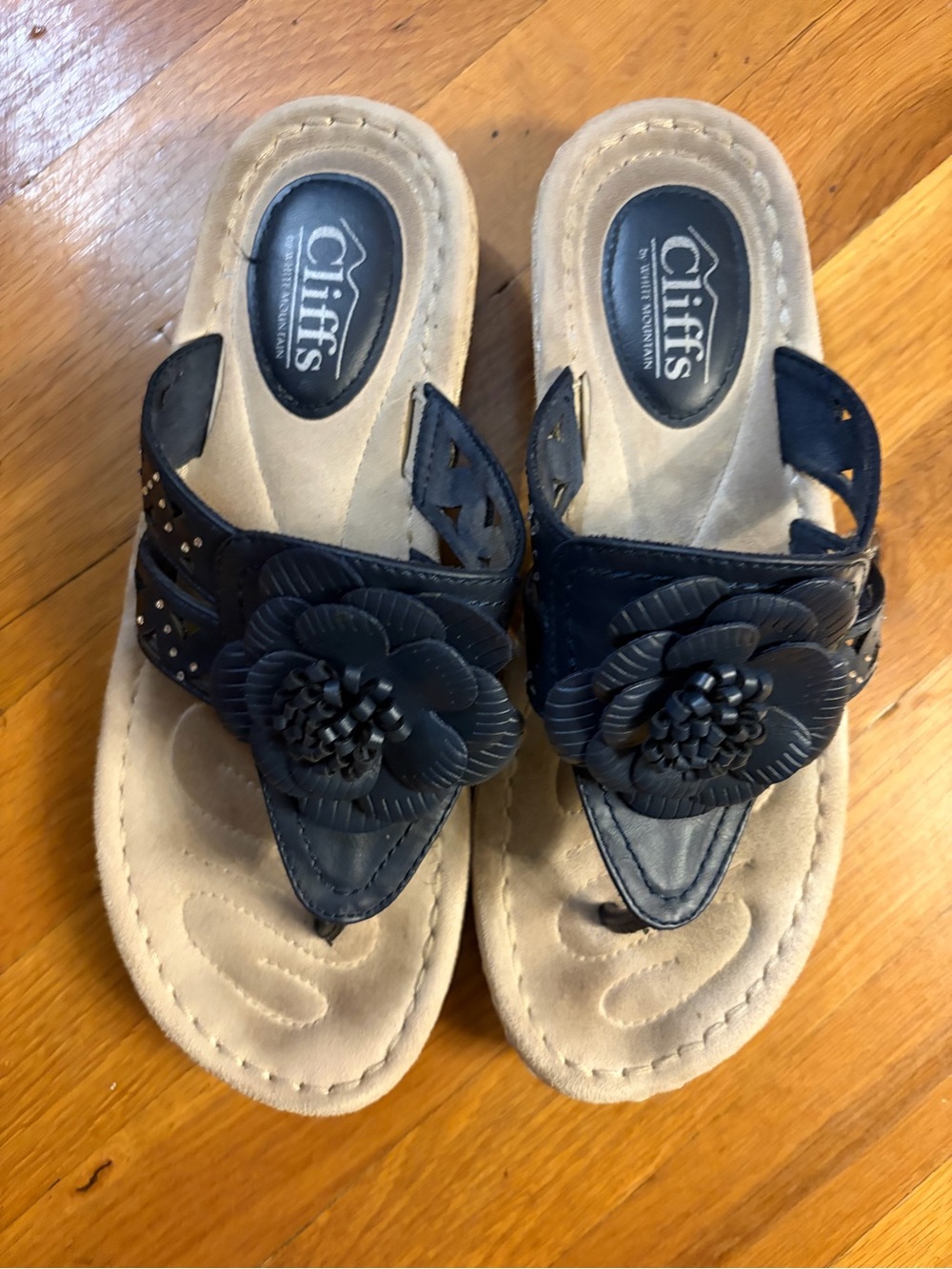 Cliffs by WHITE MOUNTAIN Black Floral Thong Sandals